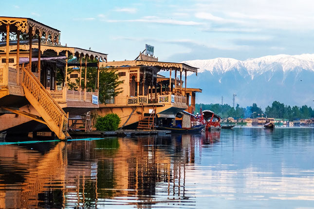 Houseboats: A Floating Paradise Of Kashmir