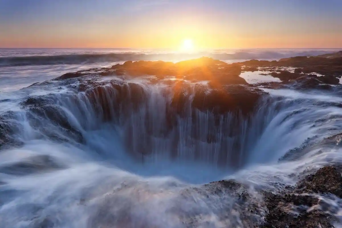 Thor's Well, Oregon, Usa