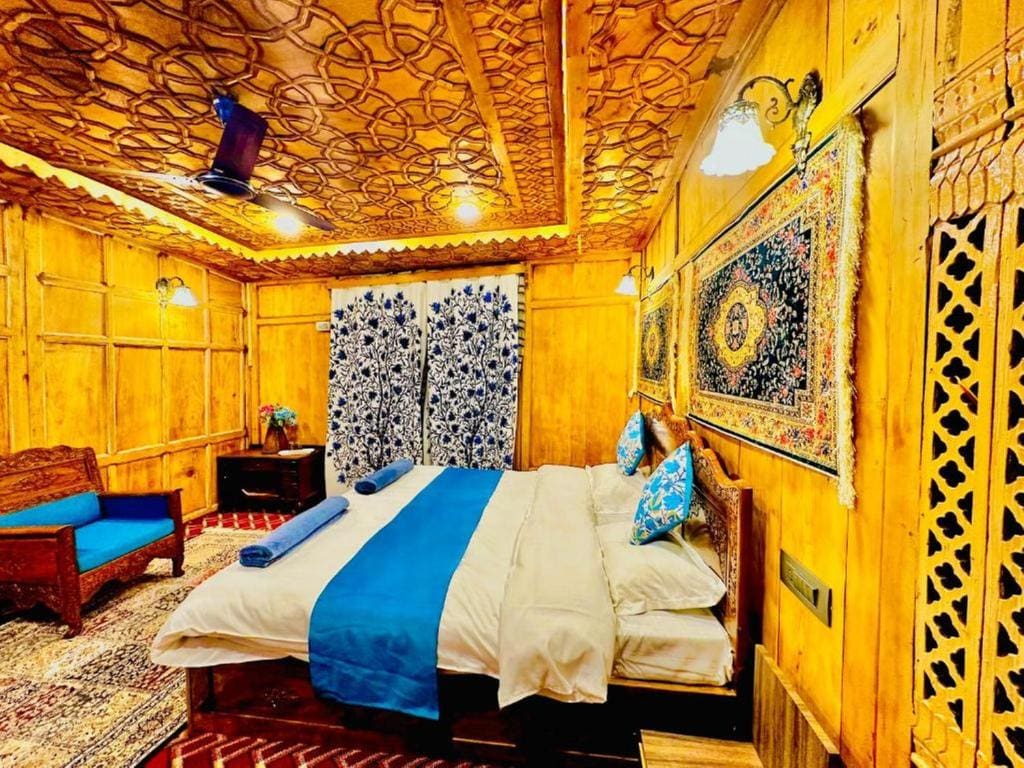 5-Star Houseboats In Srinagar